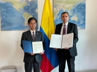 Foto de la ceremona de la firma